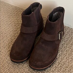 L.L. Bean Ladies Size 8.5 Suede Brown Ankle Boots